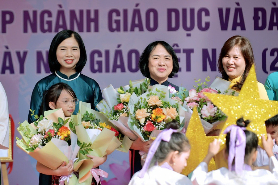 Professeure émérite Le Thi Ha (au centre). Photo : Dinh Tue can-bo-giao-duc-cap-xa-lam-cong-tac-giao-duc-san-sang-dap-ung-1.jpg