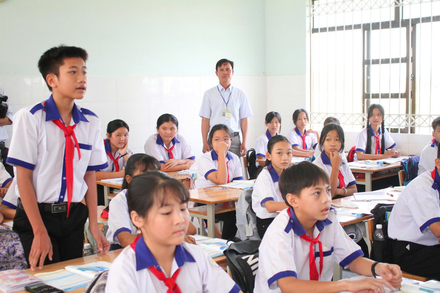 Enseignants et élèves du lycée Vinh Hai (Vinh Hai, Can Tho). Photo : Quoc Ngu can-bo-giao-duc-cap-xa-lam-cong-tac-giao-duc-san-sang-dap-ung-3.jpg