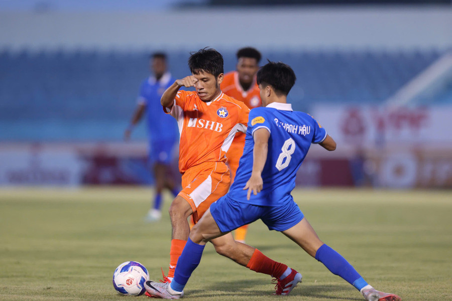 Trận SHB Đà Nẵng (bên trái) gặp Quảng Nam tại V-League 2024 - 2025. Ảnh: VPF. quang-nam-bo-v-league-2025-2026-hoi-chuong-canh-tinh-2.jpg