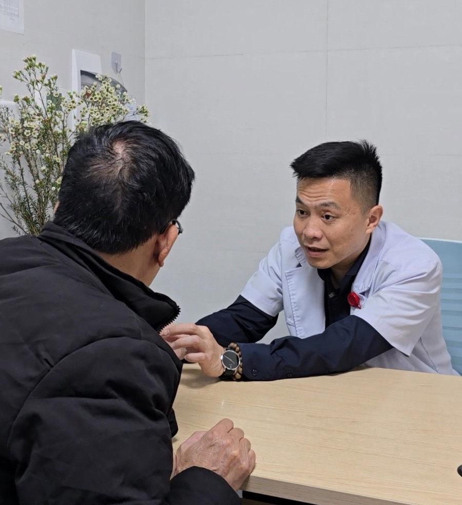 BSCKII Nguyễn Đắc Thao khám lại cho người bệnh. Ảnh: BVCC