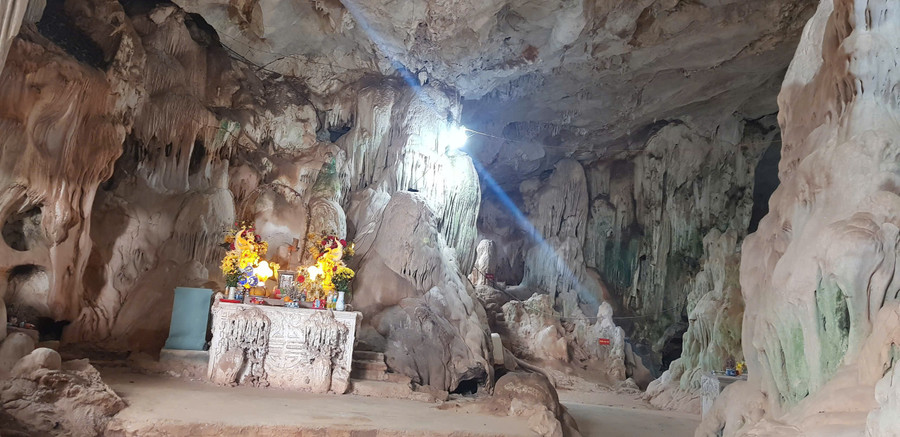 Hang Dơi rộng gần 7.000m2 với vẻ đẹp kỳ thú từ các hình khối nhũ đá. ve-dep-ky-thu-cua-dong-son-moc-huong-1.jpg