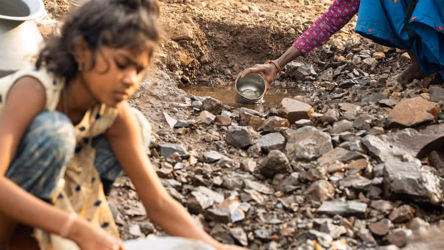 Nữ sinh nghỉ học đi gánh nước.