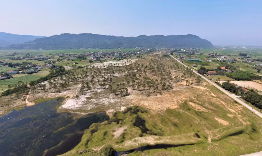 Bãi Cọi là cụm di tích bao gồm Bãi Cọi và các địa điểm xung quanh như Bãi Lòi, Bãi Phôi Phối, thuộc xã Xuân Viên, nằm dưới chân núi Hồng Lĩnh, cạnh dòng sông La, ranh giới tự nhiên giữa Nghệ An và Hà Tĩnh.