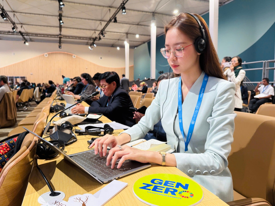 Đại biểu Lê Nguyễn Bảo Ngọc tại các phiên đàm phán tại Hội nghị COP29, thủ đô Baku, Azerbaijan.