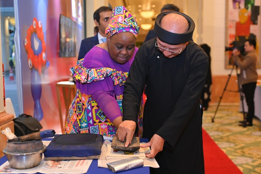 Đại biểu quốc tế trải nghiệm nghề làm tranh dân gian Đông Hồ. Ảnh: Bộ VH,TT&DL