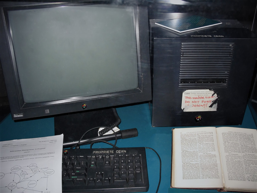 Chiếc máy tính mà Tim Berners-Lee đã sử dụng để tạo nên trang web đầu tiên trên thế giới. Ảnh: ITN