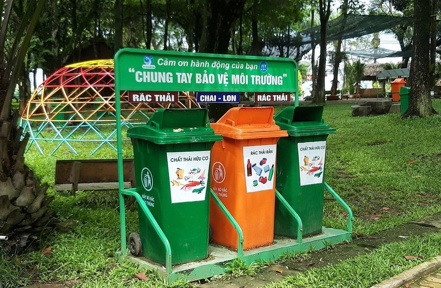 Mục tiêu giảm phát thải cần sự thay đổi từ thói quen tiêu dùng đến hành vi phân loại rác, từng bước xây dựng văn hóa sống xanh. Ảnh minh họa: INT