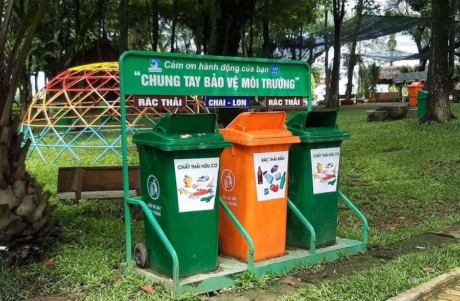 Mục tiêu giảm phát thải cần sự thay đổi từ thói quen tiêu dùng đến hành vi phân loại rác, từng bước xây dựng văn hóa sống xanh. Ảnh minh họa: INT