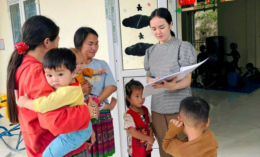 يعمل المعلمون في روضة الأطفال تام تشونغ، ثانه هوا، في مجال التعليم الشامل. thanh-hoa-vung-vang-chu-dong-thich-ung-1.jpg