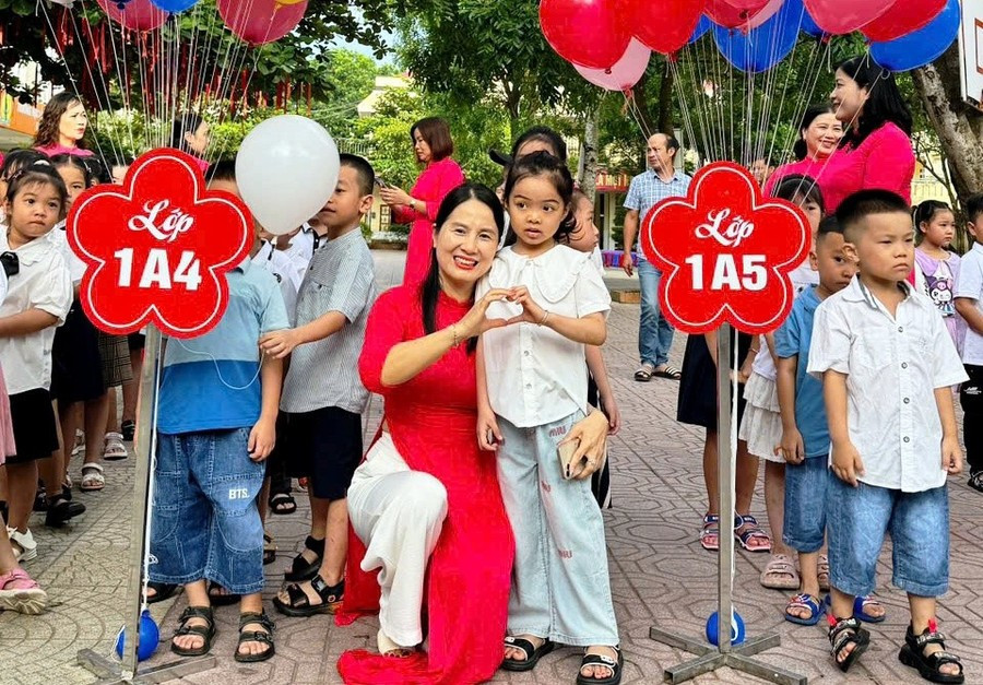 Cô và trò Trường Tiểu học Minh Khai 1 (Hạc Thành, Thanh Hóa).