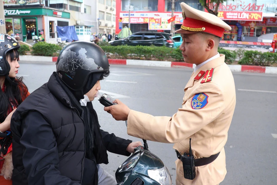 Cảnh sát giao thông kiểm tra nồng độ cồn lái xe dịp Tết.