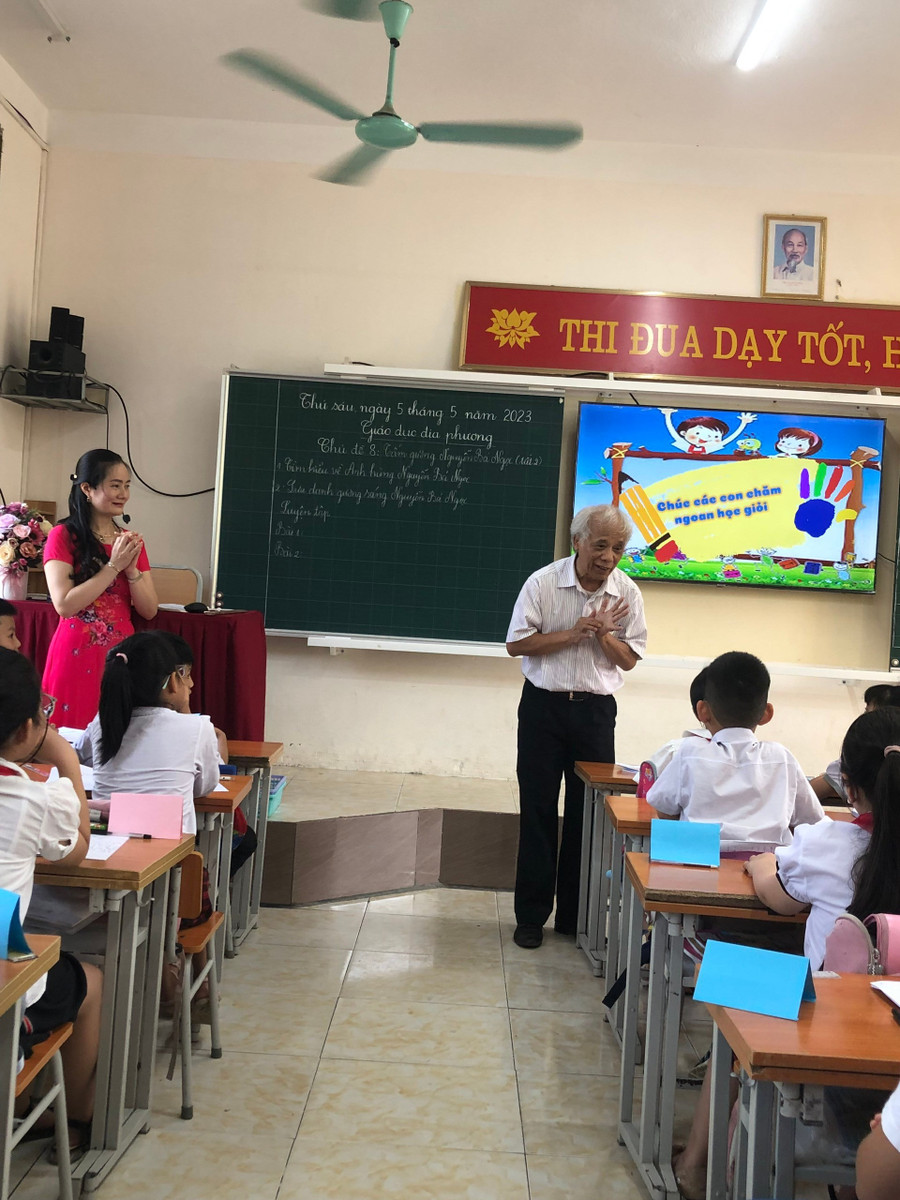Nhà giáo Vũ Ngọc Khôi giảng về tấm gương anh hùng Nguyễn Bá Ngọc cho học sinh tiểu học ở Thanh Hóa. Ảnh: NVCC. vu-ngoc-khoi-2.jpg