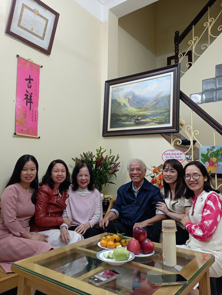 Thầy Vũ Ngọc Khôi, cô giáo Mai Thị Ngọc Chúc cùng học trò chuyên văn khóa 1999-2001. Ảnh: NVCC vu-ngoc-khoi-4.jpg