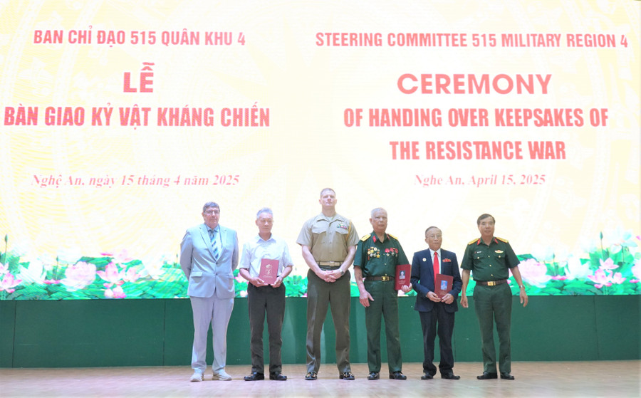 Lễ bàn giao kỷ vật chiến tranh cho thân nhân liệt sĩ, các cựu chiến binh tại Quân khu 4.