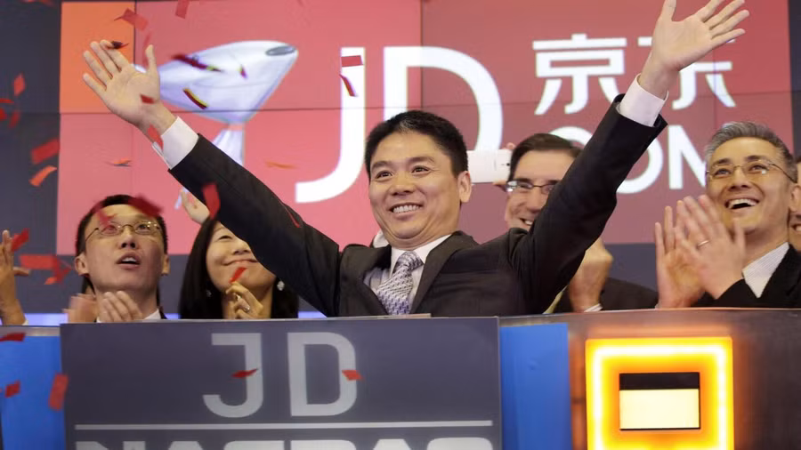 Tỷ phú Richard Liu Qiangdong đã tặng tiền và quà cho những người cùng làng hàng năm để bày tỏ lòng biết ơn.