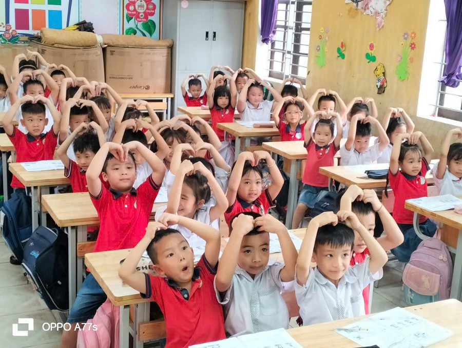 Cô trò Trường Tiểu học thị trấn Hạ Hòa (Hạ Hòa, Phú Thọ). Ảnh: NTCC
