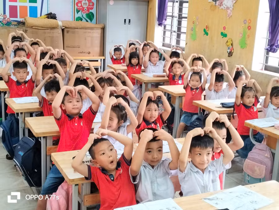 Cô trò Trường Tiểu học thị trấn Hạ Hòa (Hạ Hòa, Phú Thọ). Ảnh: NTCC