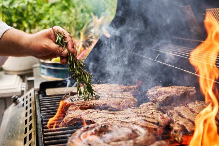 Nguyên liệu chính của Braai là thịt. mon-nuong-ngoai-nhap-ket-noi-nguoi-nam-phi-2.jpg
