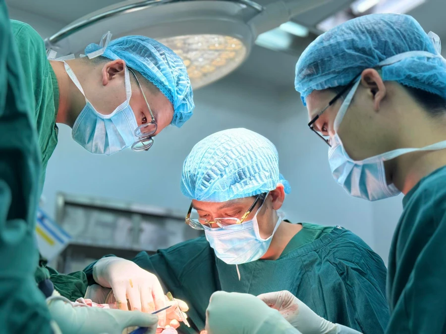 Các bác sĩ phẫu thuật cắt khối u cho bệnh nhân. Ảnh: BVCC 