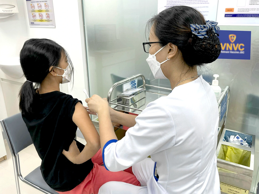 Cần tiêm và hoàn thành phác đồ chủng ngừa vắc-xin HPV càng sớm càng tốt trong thời điểm trẻ vừa đủ độ tuổi được chỉ định tiêm. Ảnh minh họa: INT