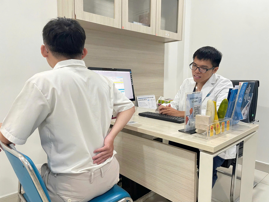 BS.CKI Phan Trung Hiếu đang thăm khám cho bệnh nhân. Ảnh: L.A dau-lung-sau-quan-he-tinh-duc-co-phai-do-than-yeu-2.jpg