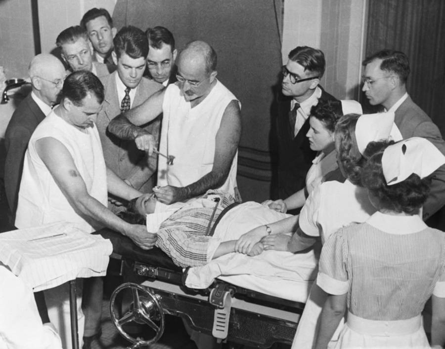 Bác sĩ Walter Freeman (phải) và bác sĩ James W. Watts trong một ca phẫu thuật.