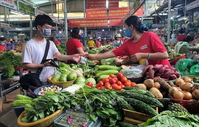 Theo ý kiến của nhiều chuyên gia, hệ thống thuế hiện nay khiến người có thu nhập trung bình dễ bị đẩy vào nhóm chịu thuế cao, tạo áp lực tài chính...