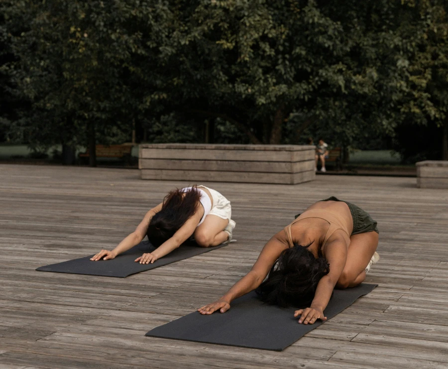 Các bạn trẻ tự chữa lành bằng những phương pháp ít tốn kém như yoga, thiền. Ảnh: ITN