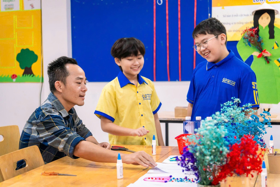 Học sinh Trường Tiểu học Việt Anh vui vẻ chia sẻ bài học cùng giáo viên. Ảnh: N.T cong-tac-xa-hoi-trong-truong-giu-vung-diem-tua-cho-hoc-sinh-1.jpg