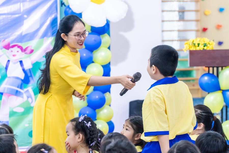 ThS Trần Thị Thanh Tuyền, Hiệu trưởng Trường Tiểu học Việt Anh trò chuyện cùng học sinh. Ảnh: NTCC