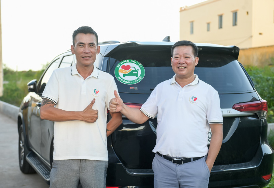 Anh Lã Thanh Bình (trái) và ông Phạm Ngọc Anh (phải) sau khi hoàn thành 'chuyến xe 0 đồng'.