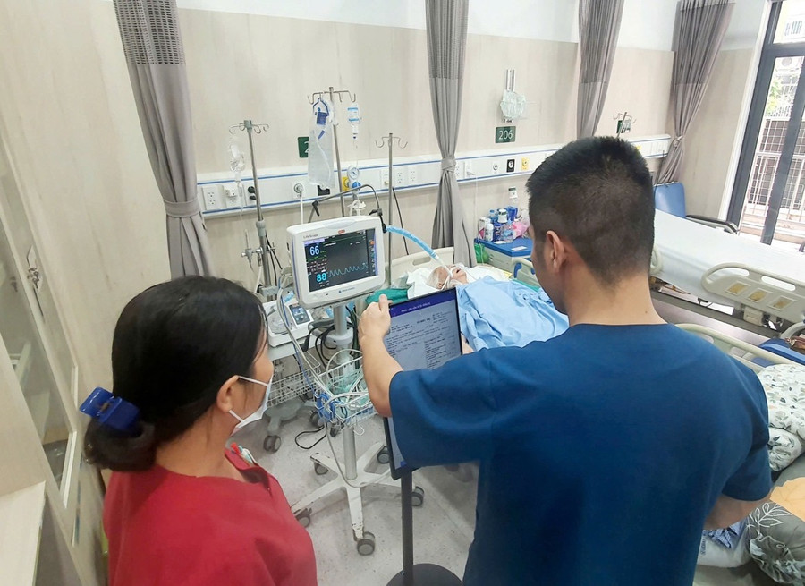 Bệnh án điện tử thuận tiện cho cán bộ y tế thăm khám, theo dõi tình trạng người bệnh. Ảnh: BV Bạch Mai 