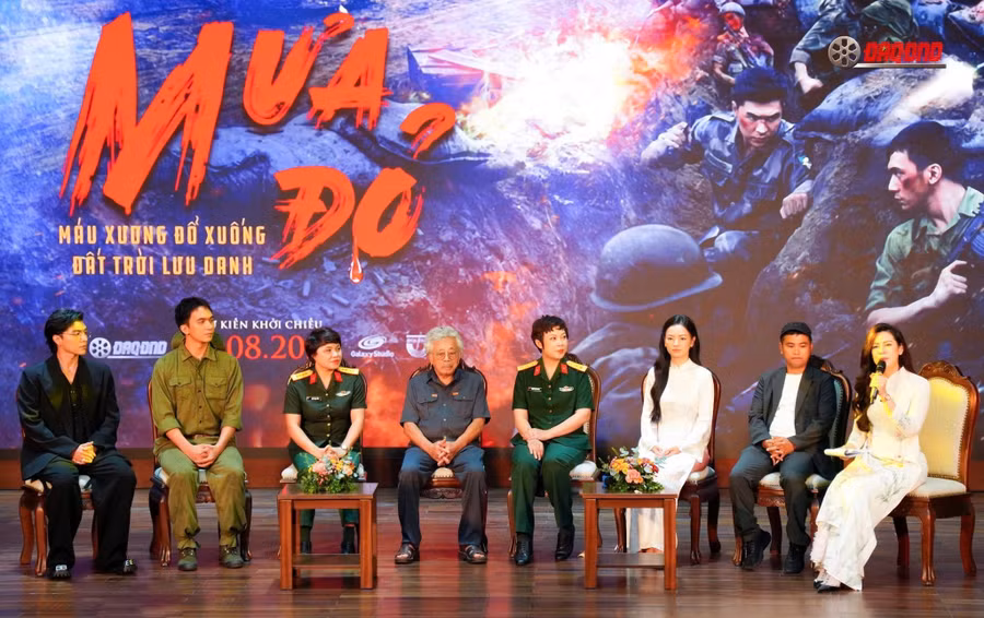 Đoàn làm phim “Mưa đỏ” chia sẻ tại buổi showcase. Ảnh: ĐAQDND