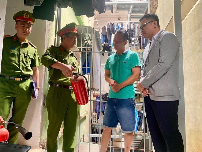 Lực lượng chức năng quận Cầu Giấy (Hà Nội) đến tuyên truyền, vận động chủ nhà trọ đảm bảo PCCC.