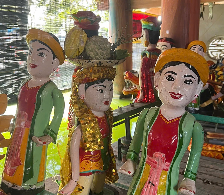 Những con rối nước đều được chính bàn tay nghệ nhân tạo hình. Ảnh: Hoài Ninh
