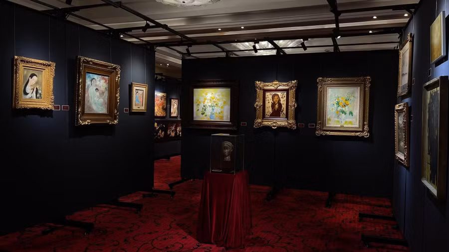 Trưng bày các tác phẩm trước phiên đấu giá 'Những huyền thoại: 100 năm từ Trường Mỹ thuật Đông Dương' - từ đầu cầu Hà Nội.