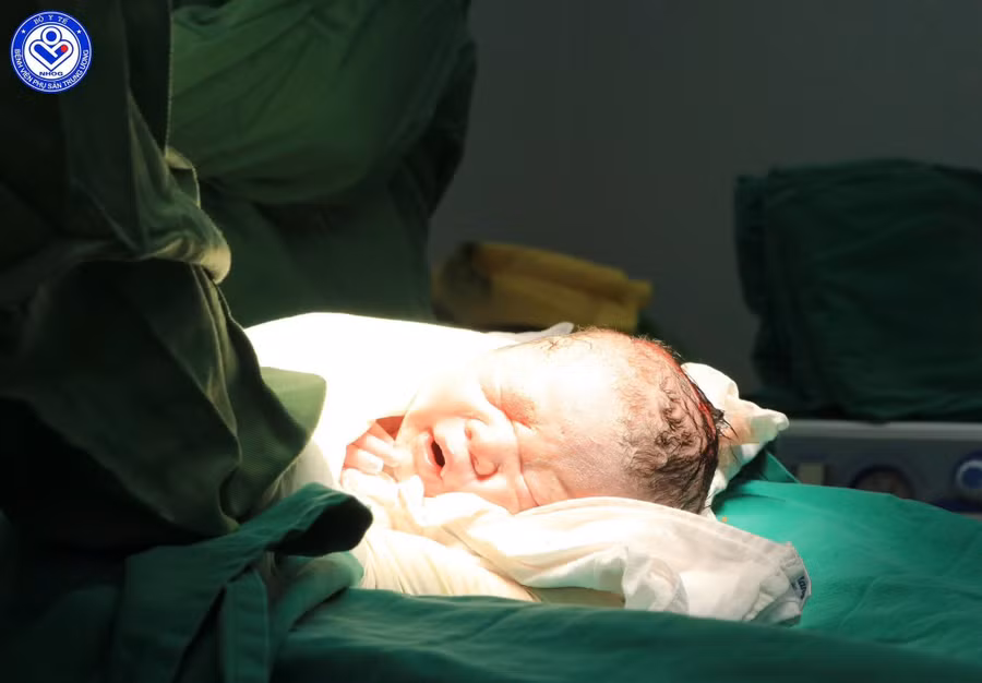 Bé trai chào đời an toàn, nặng 2.300g, khoẻ mạnh. Ảnh: BVCC