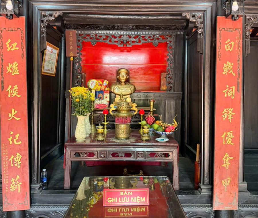Gian thờ cụ Huỳnh Thúc Kháng tại căn nhà lưu niệm ở xã Thạnh Bình. ngoi-nha-luu-niem-cu-huynh-thuc-khang-7.jpg