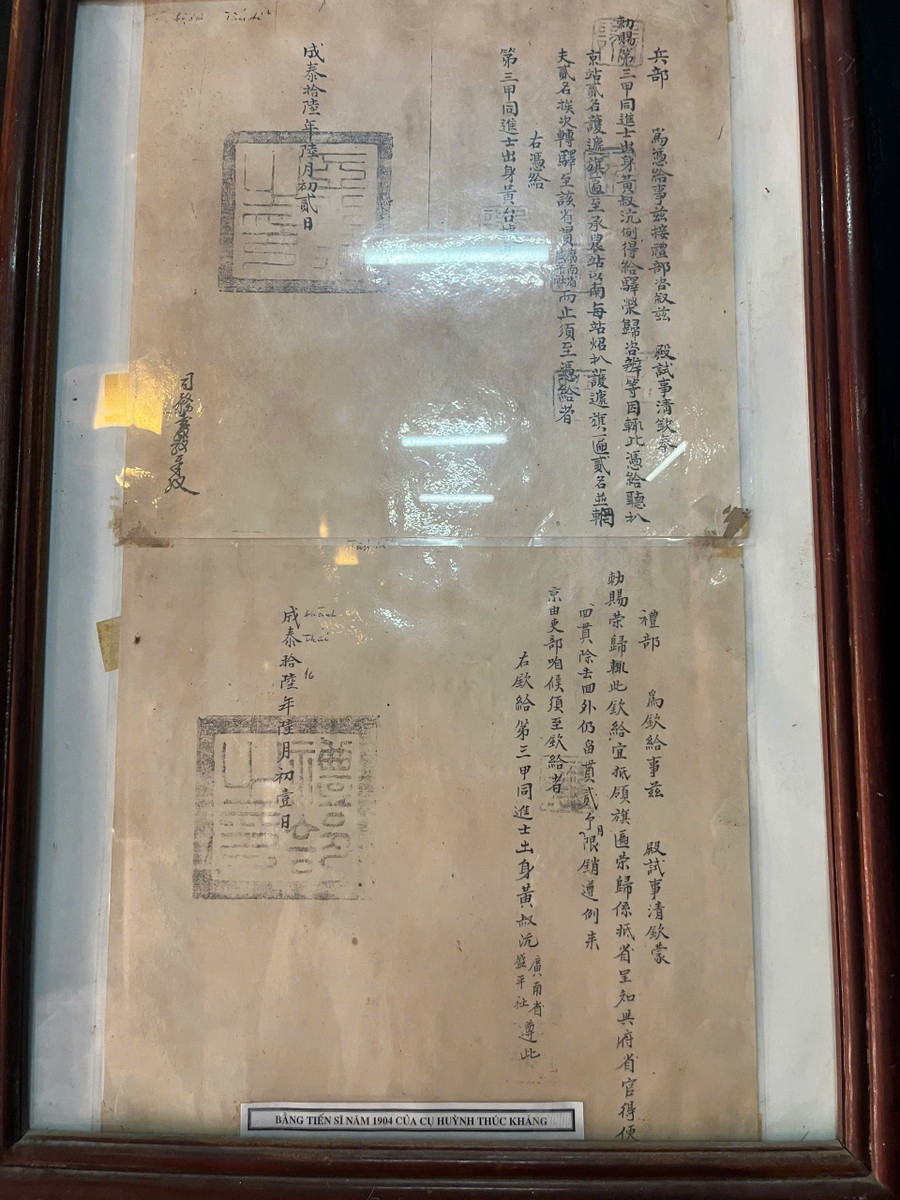 Bằng tiến sĩ của cụ Huỳnh Thúc Kháng. ngoi-nha-luu-niem-cu-huynh-thuc-khang-4.jpg