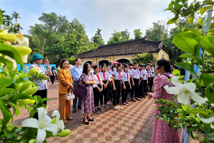 Nhà lưu niệm cụ Huỳnh Thúc Kháng trở thành địa chỉ đỏ để các thế hệ học sinh đến tham quan, học tập. ngoi-nha-luu-niem-cu-huynh-thuc-khang-6.jpg