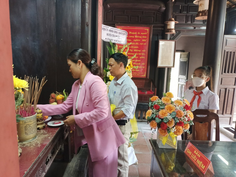 Học sinh và du khách thắp hương tưởng niệm cụ Huỳnh Thúc Kháng. ngoi-nha-luu-niem-cu-huynh-thuc-khang-2.jpg