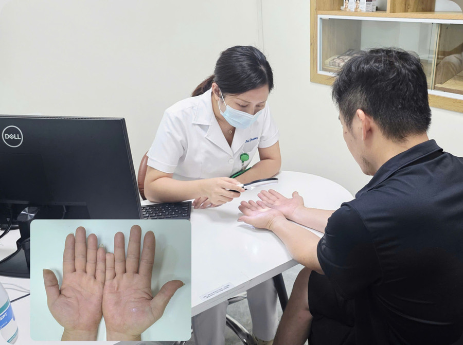 Bác sĩ Nguyễn Thị Thu Phương, Khoa Da liễu và Bỏng thăm khám người bệnh. Ảnh: BVCC