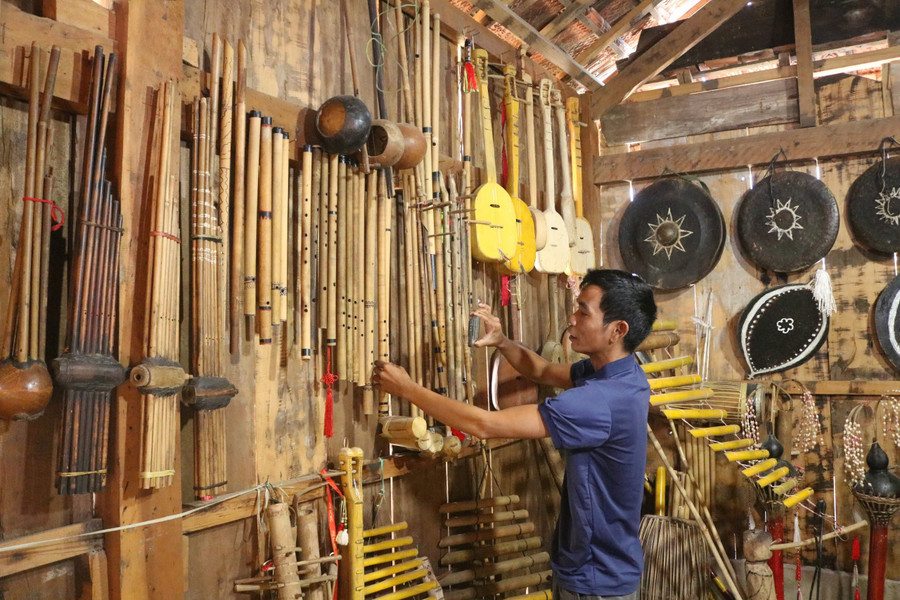 Gần 4 năm, anh Bloong Muôn sản xuất hơn 300 video, giới thiệu dân ca, nghi lễ truyền thống, nhạc cụ dân tộc, trò chơi dân gian...