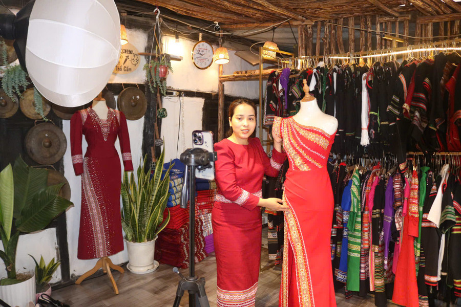 Chị Y Jưng đưa sản phẩm thổ cẩm của dân tộc lên sàn thương mại điện tử. nguoi-tre-giu-hon-lang-tren-khong-gian-so-1.jpg