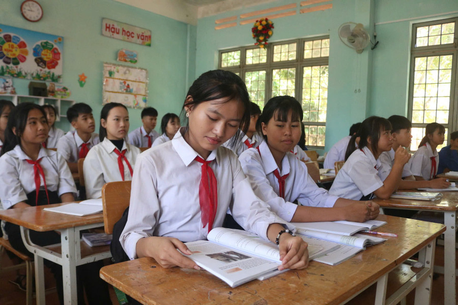 Cô học trò người Ca Dong - Y Ly Như 8 năm liền là học sinh giỏi nhờ sự chăm chỉ, nỗ lực. Ảnh: Dung Nguyễn vuon-len-tu-gian-kho-1.jpg