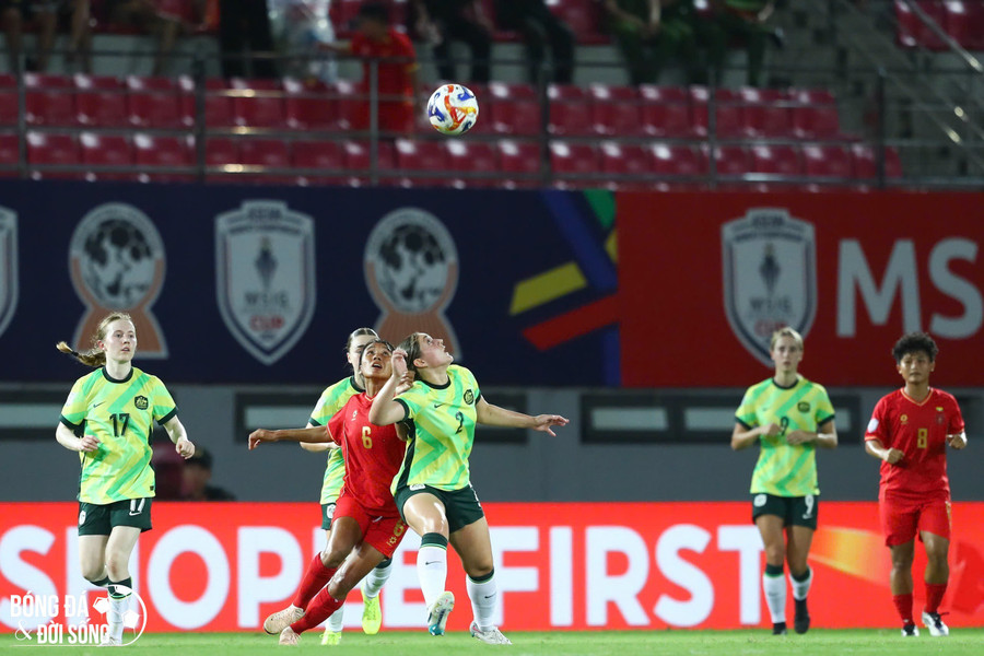 Đội tuyển Myanmar (áo sẫm) thua 0-1 trước U23 Australia trong trận chung kết AFF Cup nữ 2025. Ảnh: INT. bong-da-nu-viet-nam-tra-gia-vi-cham-chuyen-giao-2.jpg