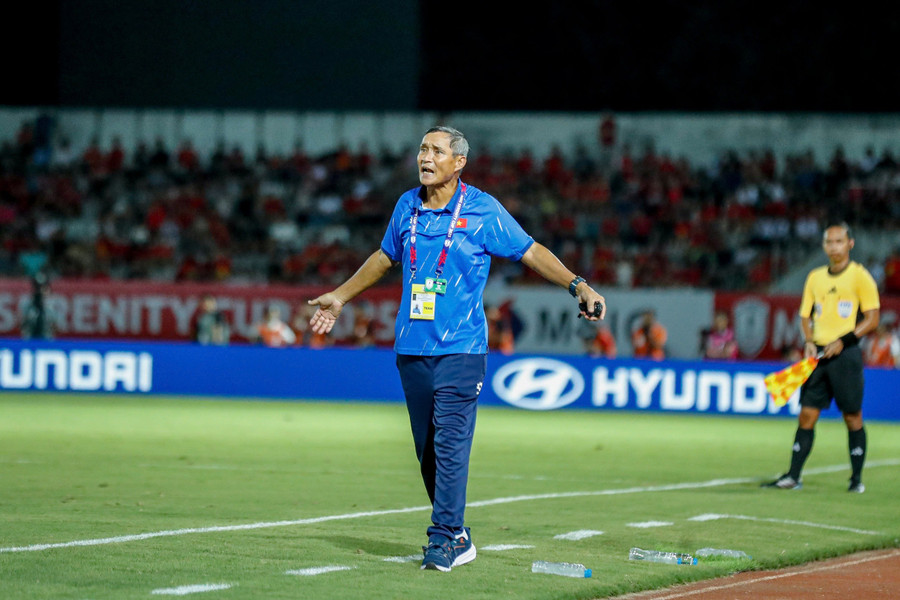 Huấn luyện viên Mai Đức Chung chỉ đạo trong một trận đấu tại AFF Cup nữ 2025. Ảnh: INT. bong-da-nu-viet-nam-tra-gia-vi-cham-chuyen-giao-1-9054.jpg
