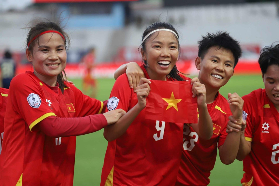 Tiền đạo kỳ cựu Huỳnh Như (9) và các đồng đội ăn mừng chiến thắng 3-1 trước Thái Lan ở AFF Cup nữ 2025. Ảnh: INT.