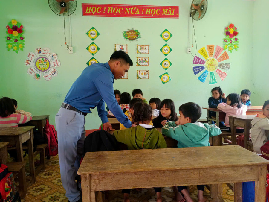 Thầy Pha trong giờ dạy học. 