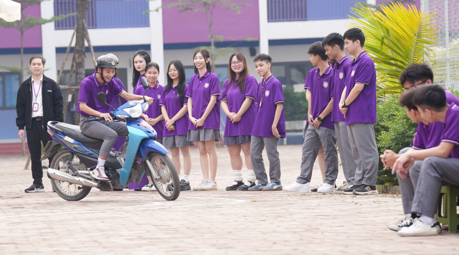 Học sinh thực hành lái xe trên sa hình trên xe gắn máy dưới 50cm3.